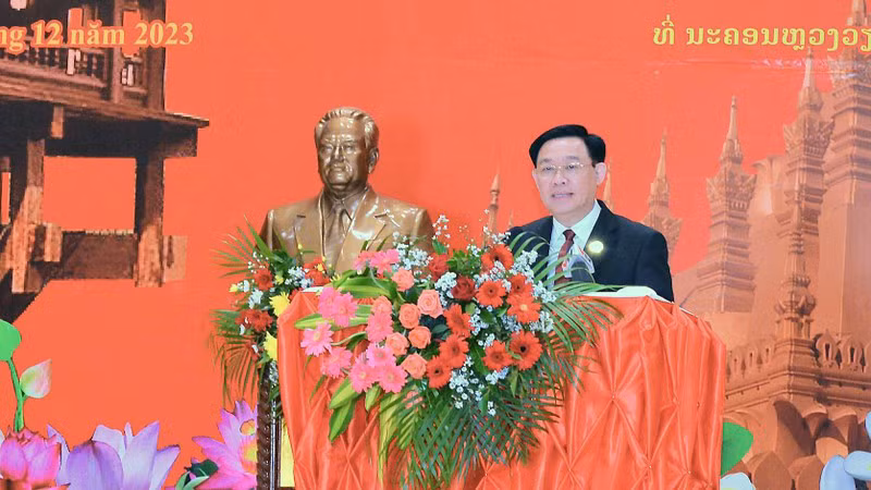 Председатель НС Выонг Динь Хюэ выступает в Политической академии Народной общественной безопасности Лаоса. Фото: daibieunhandan.vn