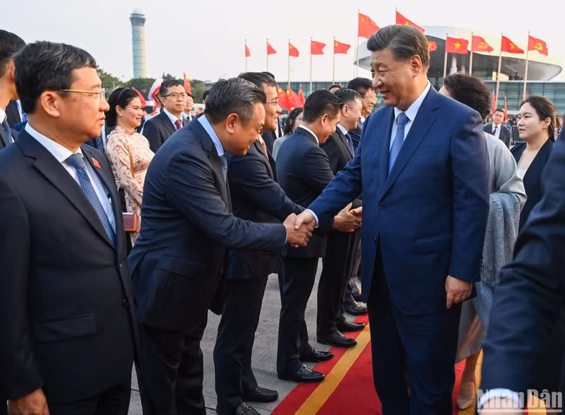 Генеральный секретарь ЦК КПК, Председатель Китая Си Цзиньпин и вьетнамские делегаты в международном аэропорту Нойбай.
