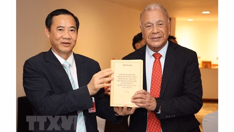 Товарищ Нгуен Тхай Хок (слева) вручает Генеральному секретарю ПТ Мексики Альберто Анайе Гутьерресу книгу Генерального секретаря ЦК КПВ Нгуен Фу Чонга. Фото: ВИА