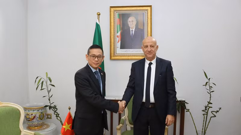 Посол Чан Куок Кхань (слева) поздравляет г-на Абделькрима Бенмбарека. Фото: ВИА