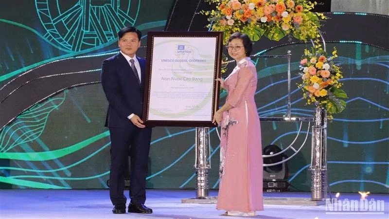 Руководитель провинции Каобанг получает сертификат ЮНЕСКО о повторном признании Нонныок глобальным геопарком.