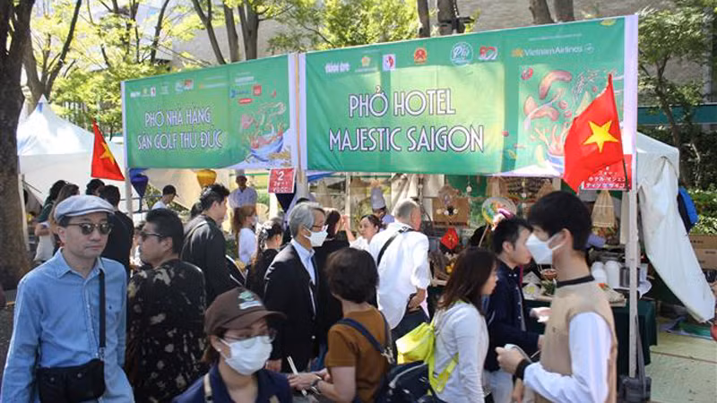 Посетители выстраиваются в очередь у киосков, чтобы насладиться «фо». Фото: ВИА