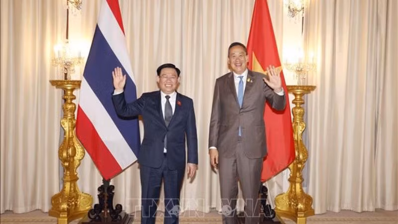 Председатель НС Выонг Динь Хюэ (слева) и Премьер-министр Таиланда Сретта Тависин. Фото: ВИА
