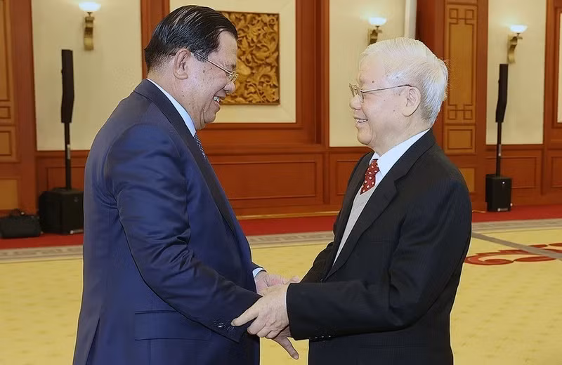 Генеральный секретарь ЦК КПВ Нгуен Фу Чонг приветствует Председателя НПК, Премьер-министра Камбоджи Хун Сена в Ханое, 18 февраля 2023 года. Фото: ВИА