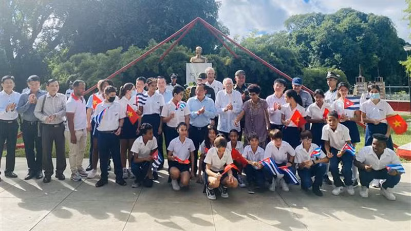 Делегация МОБ Вьетнама возлагает цветы в память о Президенте Хо Ши Мине. Фото: ВИА