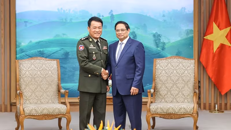 Премьер-министр Фам Минь Тьинь и генерал армии Вонг Писен. Фото: VGP