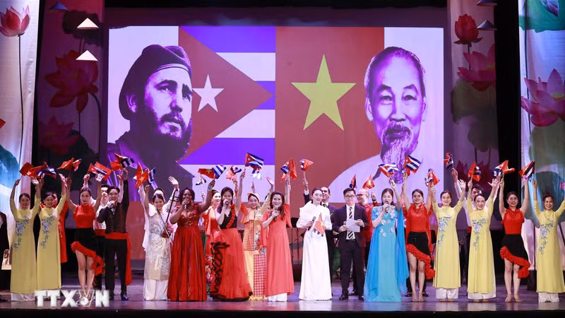 Художественная программа, посвященная отношениям между Вьетнамом и Кубой, в апреле 2023 года. Фото: ВИА