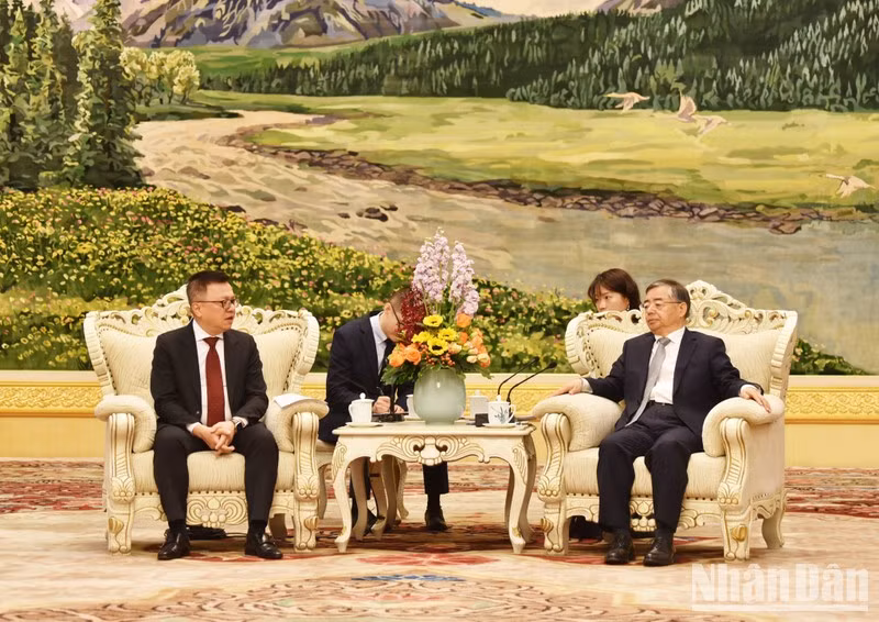 Заведующий Отделом пропаганды ЦК КПК товарищ Ли Шулей принимает товарища Ле Куок Миня.