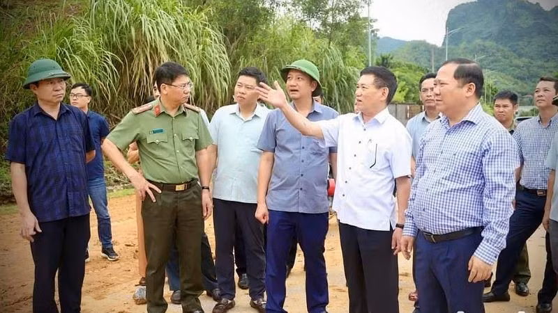 Вице-премьер, Министр финансов Хо Дык Фок в провинции Хоабинь.