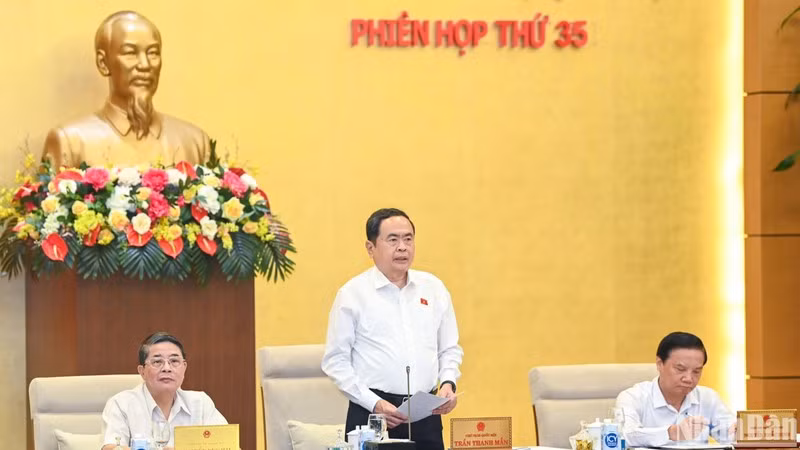 Председатель НС Чан Тхань Ман выступает на заседании. Фото: Зюи Линь