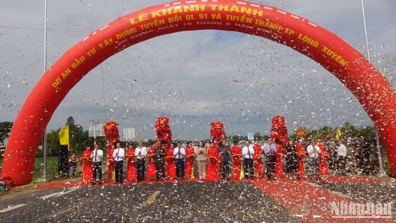 Церемония открытия дороги, соединяющей национальную автомагистраль №91 и объездную дорогу города Лонгсуен.