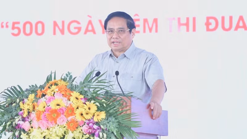 Премьер-министр Фам Минь Тьинь выступает на мероприятии. Фото: Тхань Жанг 