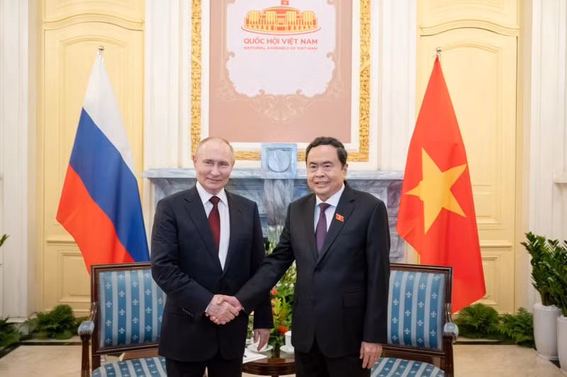 Председатель НС Чан Тхань Ман на встрече с Президентом России Владимиром Путиным в Ханое, июнь 2024 года.