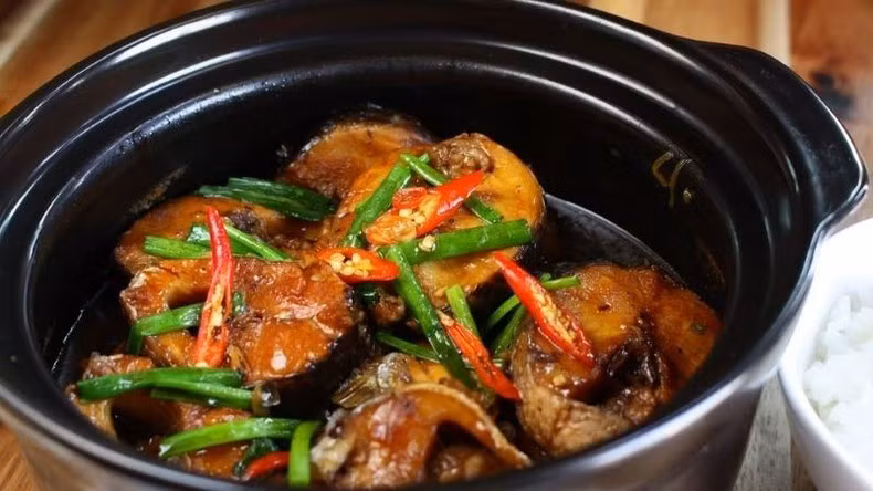 Тушеная рыба в горшочке.