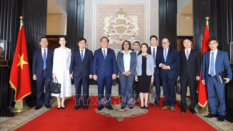 Делегация КПВ фотографируется с Заместителем председателя Палаты представителей Надей Туахми. Фото: ВИА