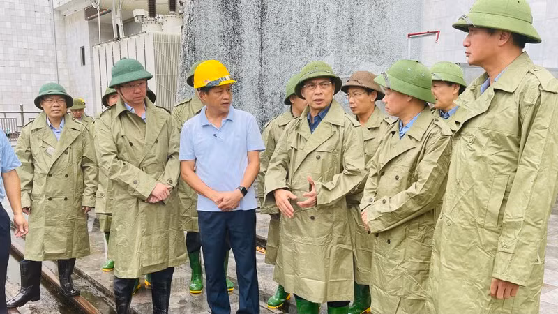 Вице-премьер, Министр иностранных дел Буй Тхань Шон в провинции Йенбай. Фото: Тхань Шон