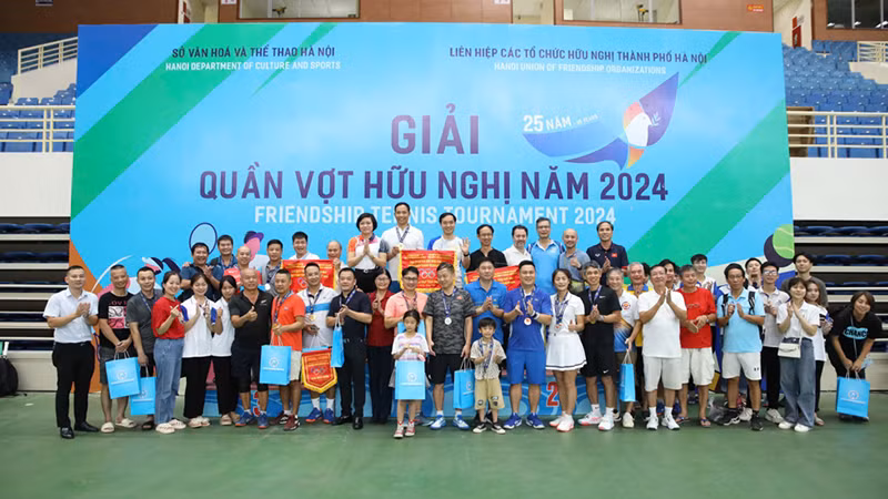 Участники турнира фотографируются на память. Фото: kinhtedothi.vn