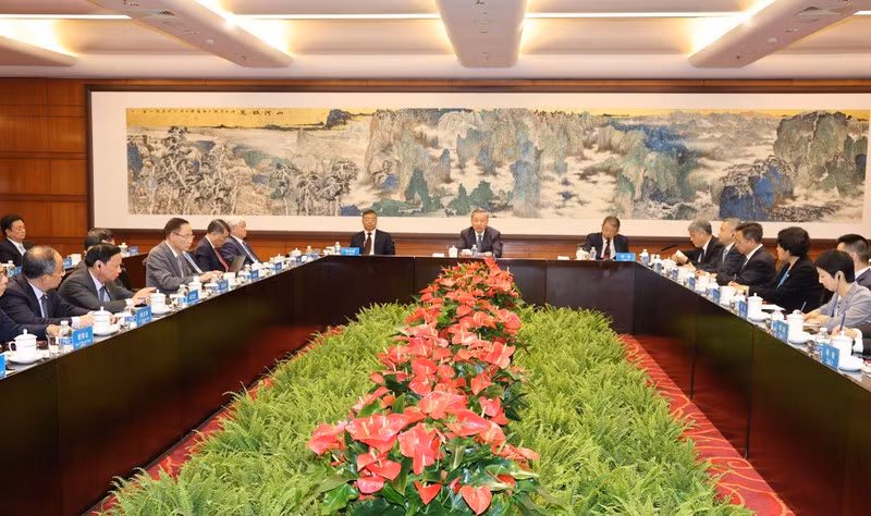 Общий вид встречи Генерального секретаря ЦК КПВ, Президента То Лама с руководителями Центральной партийной школы Китая. Общий вид встречи Генерального секретаря ЦК КПВ, Президента То Лама с руководителями Центральной партийной школы Китая.