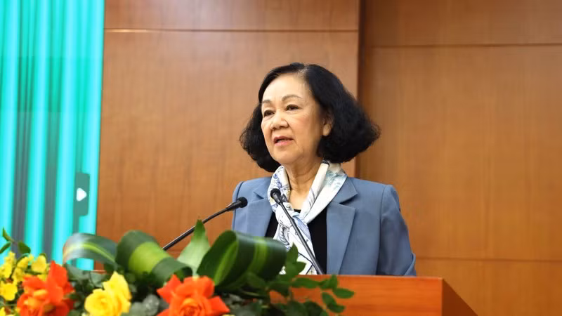 Товарищ Чыонг Тхи Май выступает на конференции.