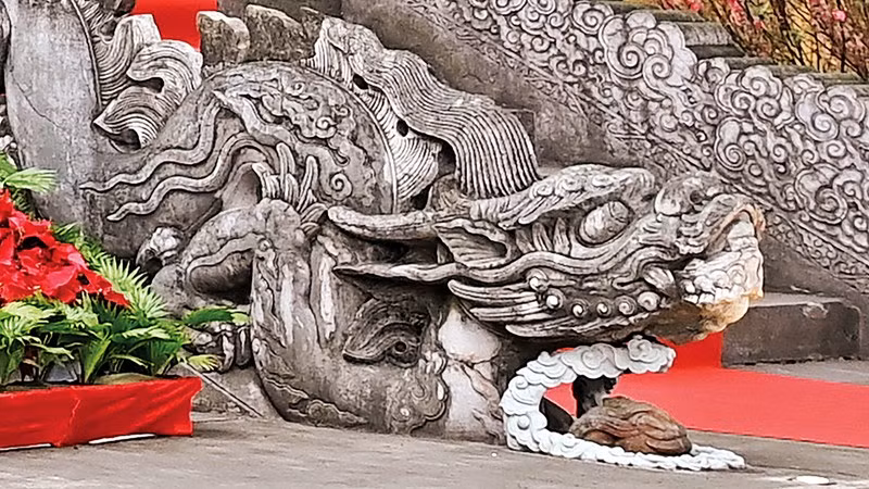 Пара каменных драконов перед дворцом Киньтхиен в Императорской цитадели Тханглонг в Ханое. Фото: Чан Тхань Жанг