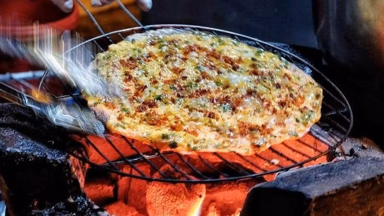 Блинчики из рисовой бумаги на гриле с начинками.