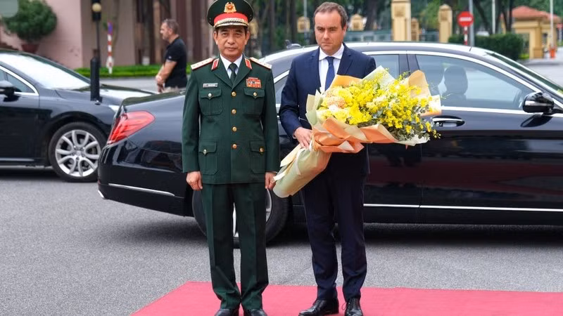 Министр обороны Вьетнама генерал армии Фан Ван Жанг и Министр обороны Франции Себастьян Лекорню. 