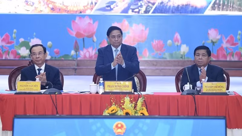 Премьер-министр Фам Минь Тьинь выступает на конференции. Фото: Тхань Жанг