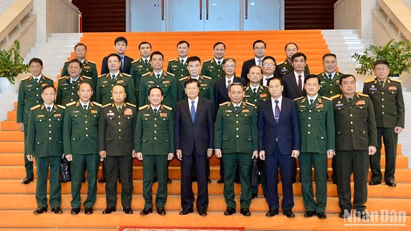 Делегация Главного политического управления ВНА фотографируется с товарищем Тхонглуном Сисулитом. Фото: Чинь Зунг