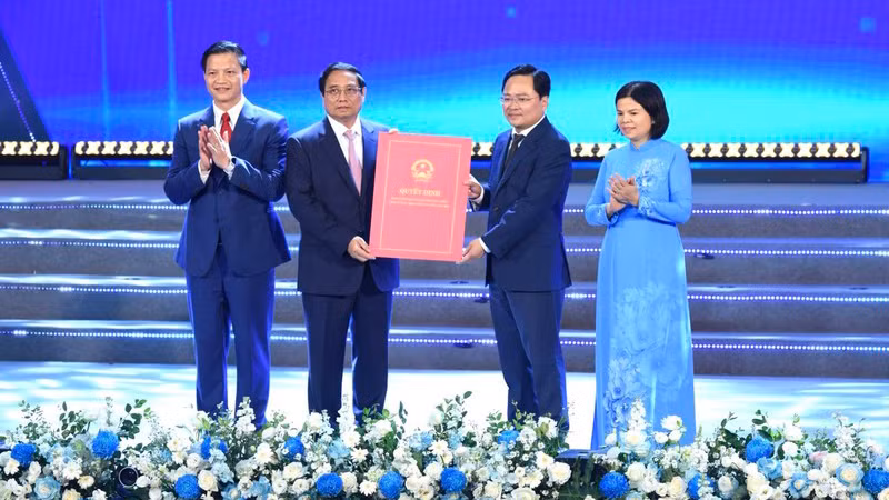 Премьер-министр Фам Минь Тьинь вручает руководителям провинции Бакнинь Решение №1589/QĐ-TTg, утверждающее Планирование провинции Бакнинь. Фото: Чан Хай