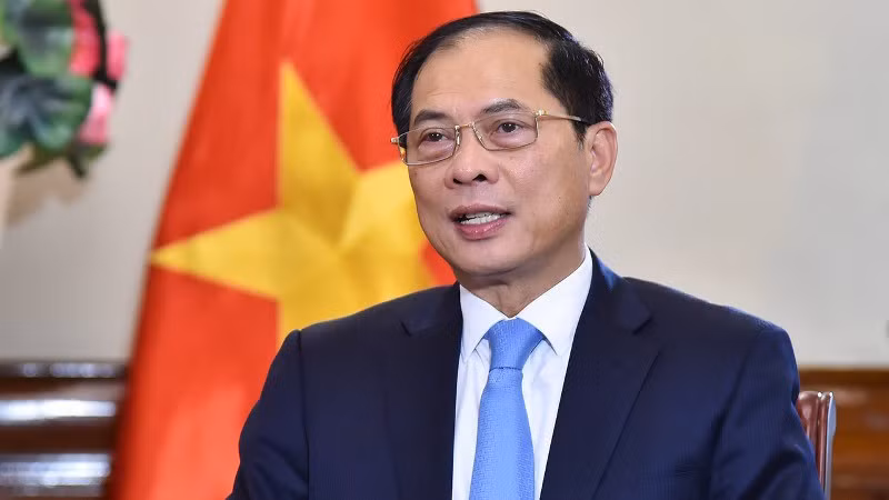 Вице-премьер, Министр иностранных дел Буй Тхань Шон.
