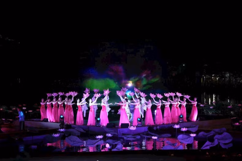 Художественный номер в рамках церемонии открытия Фестиваля.
