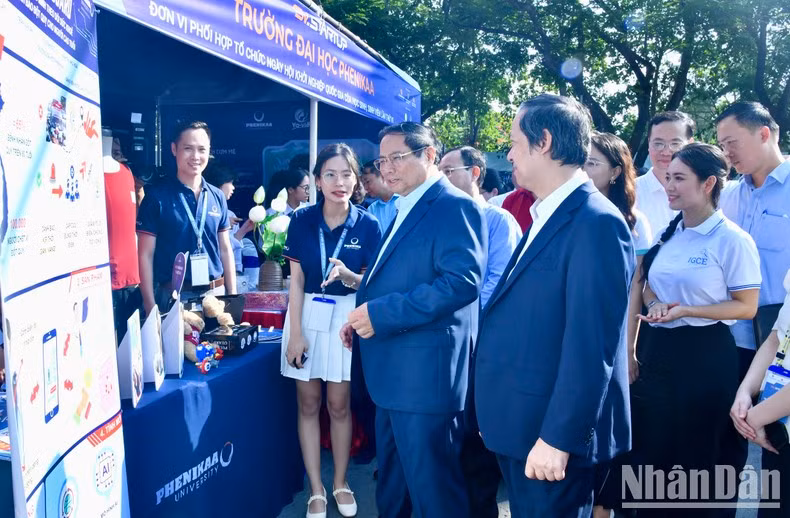 Премьер-министр Фам Минь Тьинь посещает стенд, на котором были представлены идеи стартапов студентов.