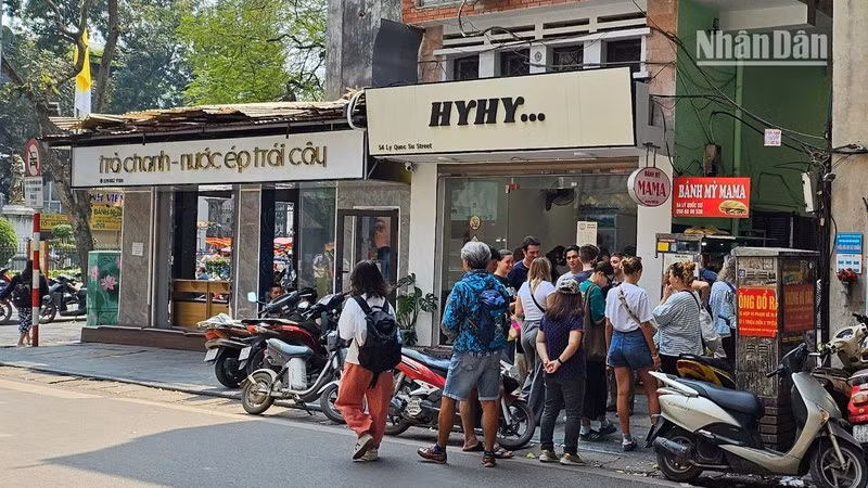 Туристы стоят в очереди за «Баньми».