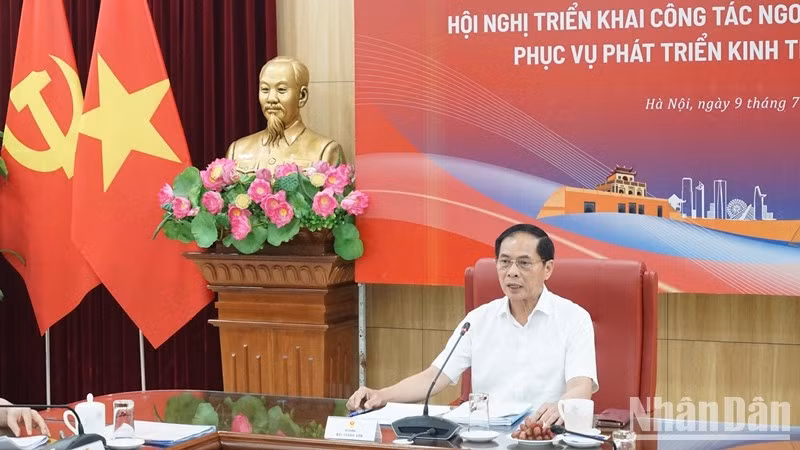 Министр иностранных дел Буй Тхань Шон председательcтвует на конференции. Фото: Чунг Хынг