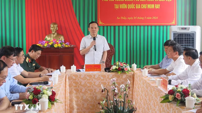 Вице-премьер Чан Лыу Куанг на встрече с руководителями национального парка Тьымомрэй. Фото: ВИА