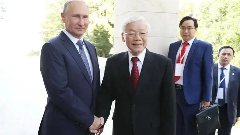 Президент России Владимир Путин приветствует Генерального секретаря Партии Нгуен Фу Чонга во время его официального визита в Россию, 6 сентября 2018 года. Фото: ВИА