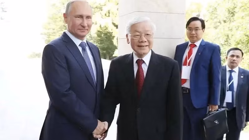 Президент России Владимир Путин приветствует Генерального секретаря Партии Нгуен Фу Чонга во время его официального визита в Россию, 6 сентября 2018 года. Фото: ВИА