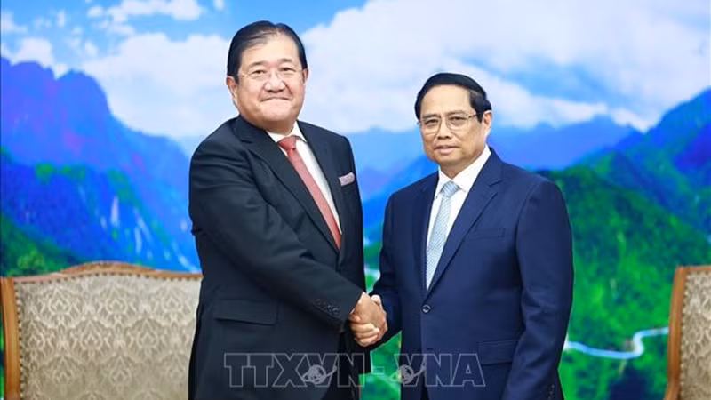 Премьер-министр Фам Минь Тьинь и Президент корпорации Mitsui & Co Тацуо Ясунага. Фото: ВИА