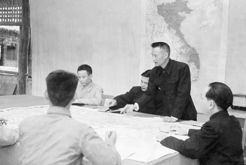 Генеральный штаб Вьетнамской народной армии изучает боевые планы. Фото: ВИА