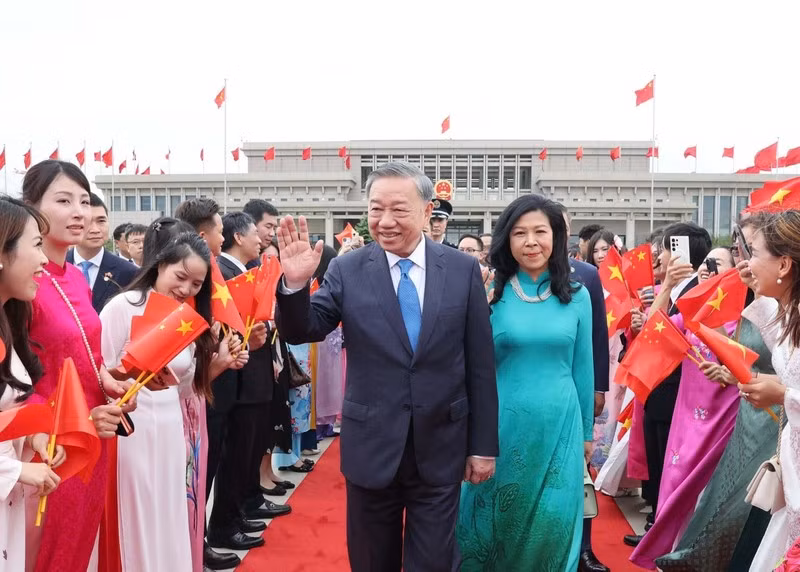 Генеральный секретарь ЦК КПВ, Президент То Лам с супругой в международном аэропорту в Пекине. Генеральный секретарь ЦК КПВ, Президент То Лам с супругой в международном аэропорту в Пекине.