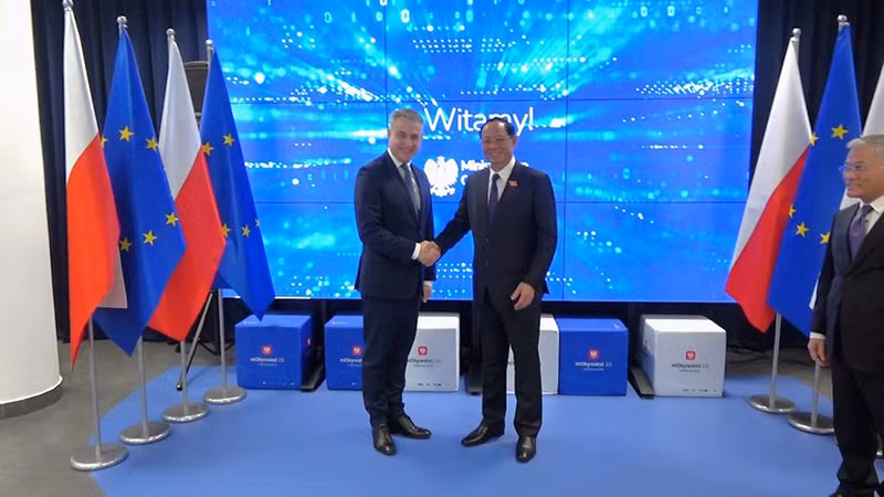 Генерал-полковником Чан Куанг Фыонг и Министр цифровизации Польши Кшиштоф Гавковский. Фото: ВИА