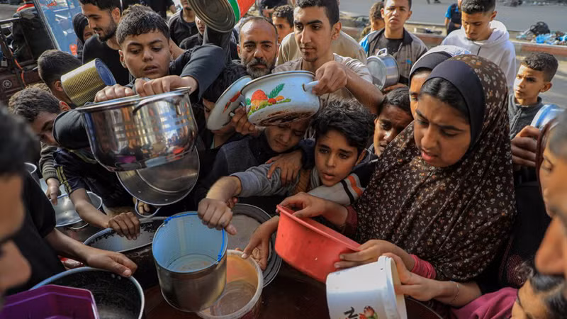 Жители в секторе Газа получают продовольственную помощь. Фото: ВИА