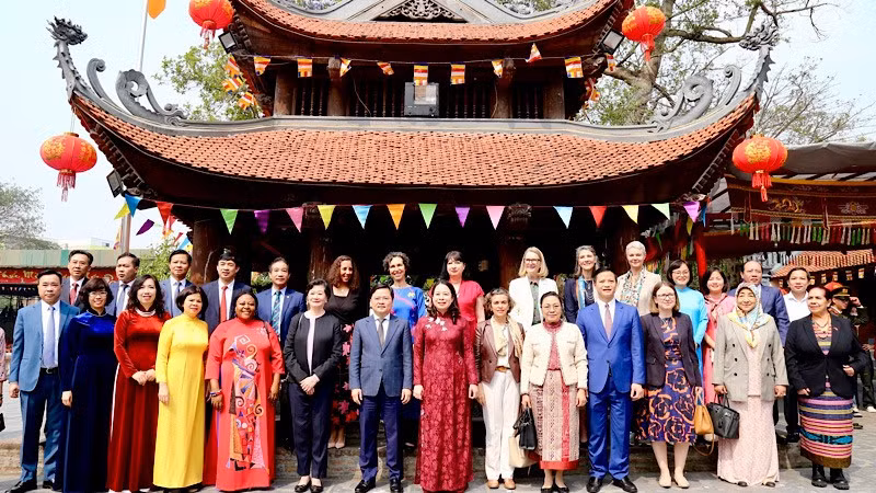 Вице-президент Во Тхи Ань Суан фотографируется с женщинами-послами и руководителями международных организаций во Вьетнаме.