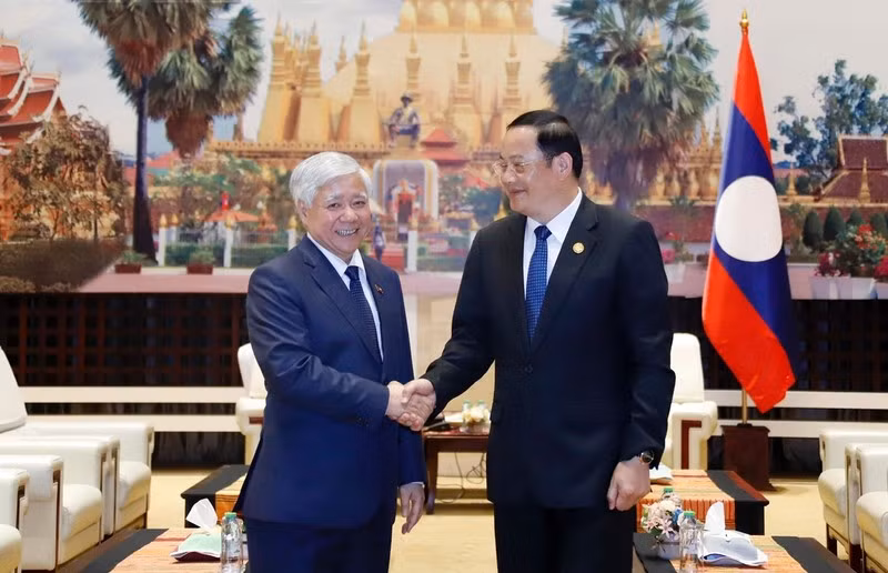 Премьер-министр Лаоса Сонесай Сипхандон принимает Председателя ЦК ОФВ До Ван Тьиена. 