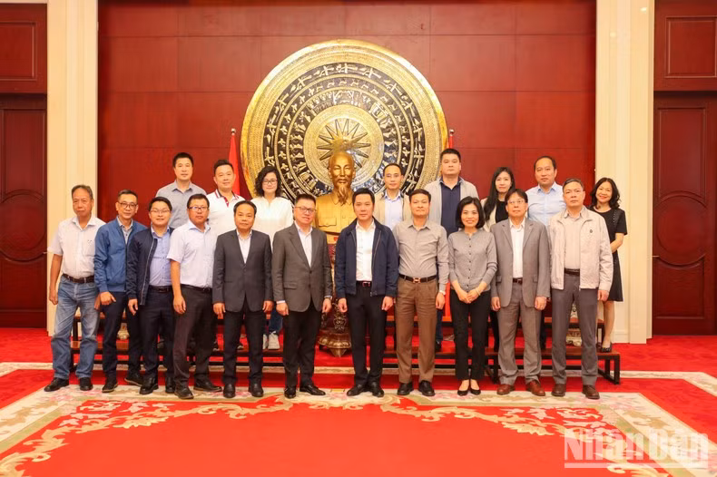 Делегация газеты «Нянзан» посещает Посольство Вьетнама в Китае.