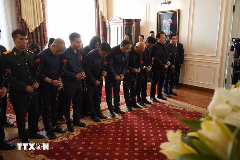 Почтение памяти Генерального секретаря ЦК КПВ Нгуен Фу Чонга в Посольстве Вьетнама в России. Фото: ВИА