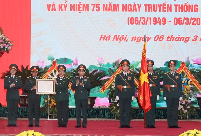 Комитет армейских профсоюзов награжден Орденом защиты Отечества третьей степени за выдающиеся достижения в боевой подготовке. Фото: ВИА