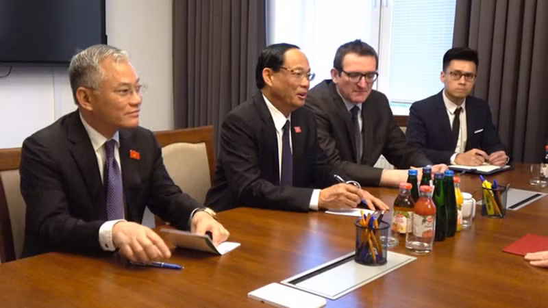 Вьетнамская делегация на встрече с Министр цифровизации Польши. Фото: ВИА