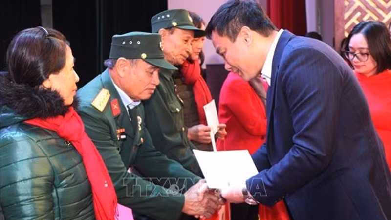 Председатель Народного комитета провинции Хайзыонг Чиеу Тхэ Хунг вручает подарки жителям провинции Хайзыонг. Фото: ВИА