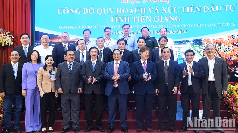 Премьер-министр Фам Минь Тьинь фотографируется с руководителями провинции Тиенжанг.